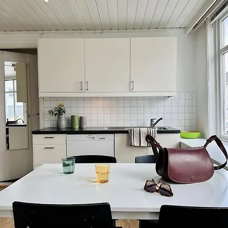 Lejlighed Central, Bright, And Spacious Retreat *