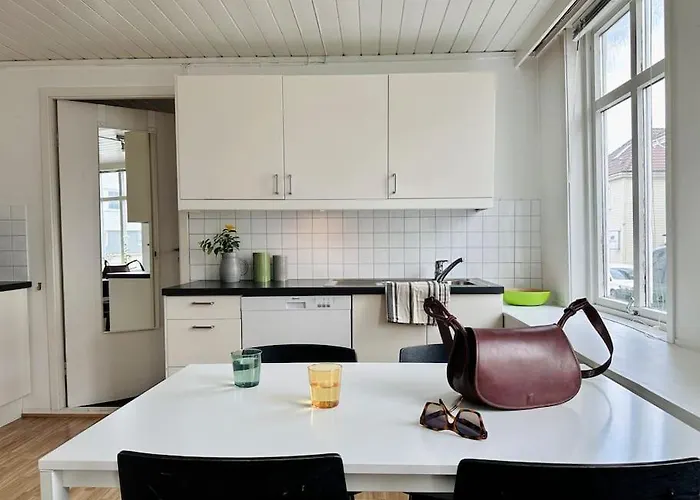 Lejlighed Central, Bright, And Spacious Retreat *