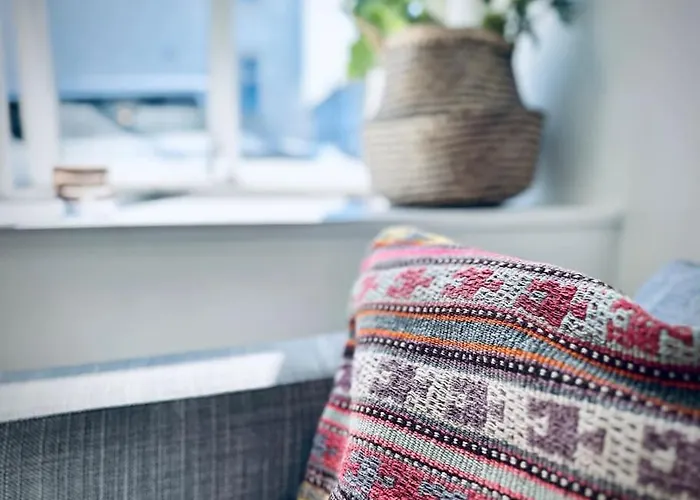 Central, Bright, And Spacious Retreat Lejlighed